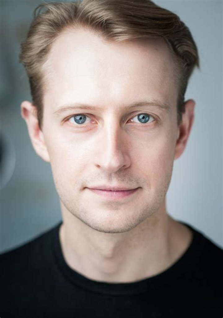 Alex Roe – Biography, Facts & Life Story