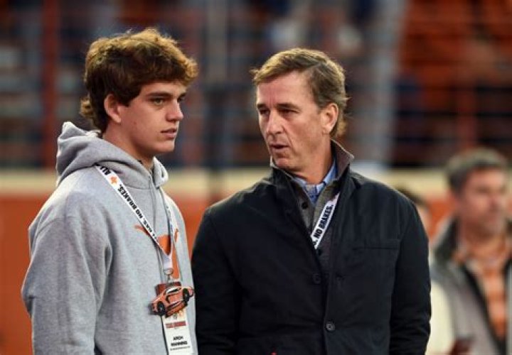 Cooper Manning Fox Sports, Bio, Wiki, Age, Height, Family, Wife, Son, College, NFL, Salary, and Net Worth