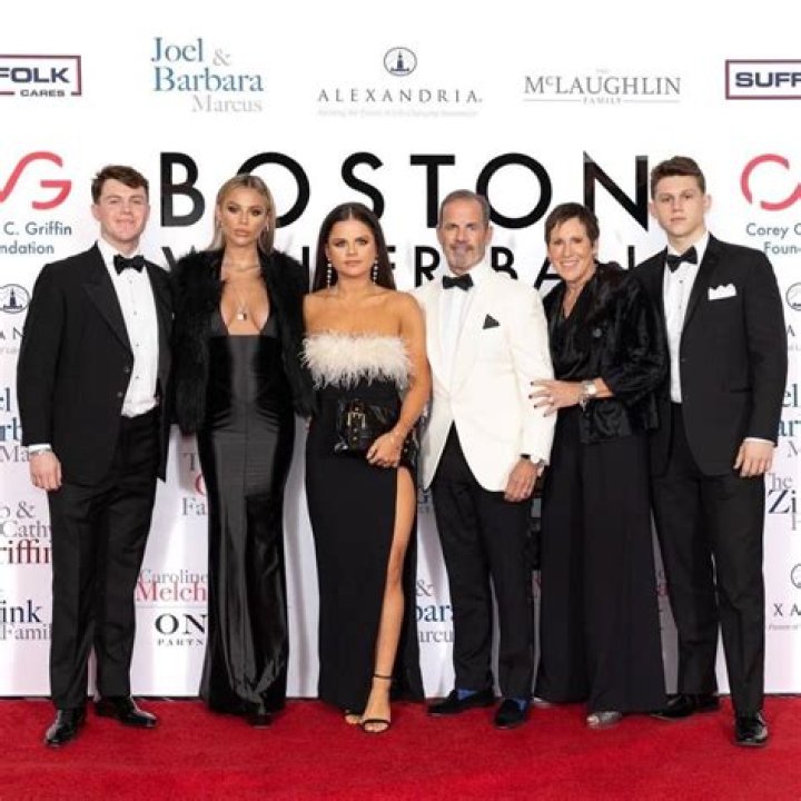 Hallie Batchelder Birthday, Age, Height, Parents, Net Worth