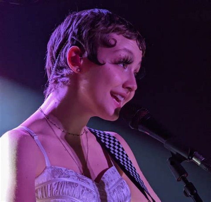 Lyrics & Translations of Bodybag (Acoustic) by Chloe Moriondo
