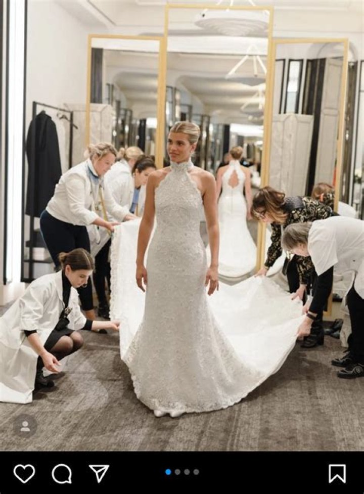 Man Replaces Fiancé’s Wedding Dress With One His Mother Picked Out