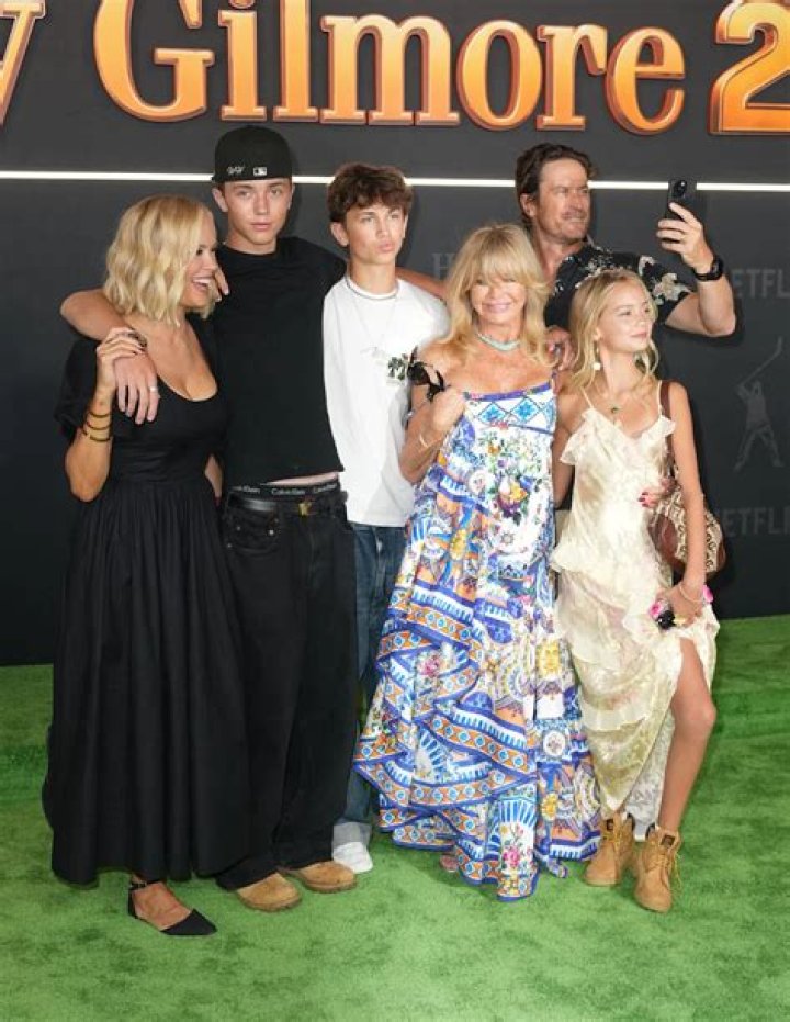 Oliver Hudson Bio, Wiki, Age, Dad, Wife, Kids, Podcast, and Net Worth