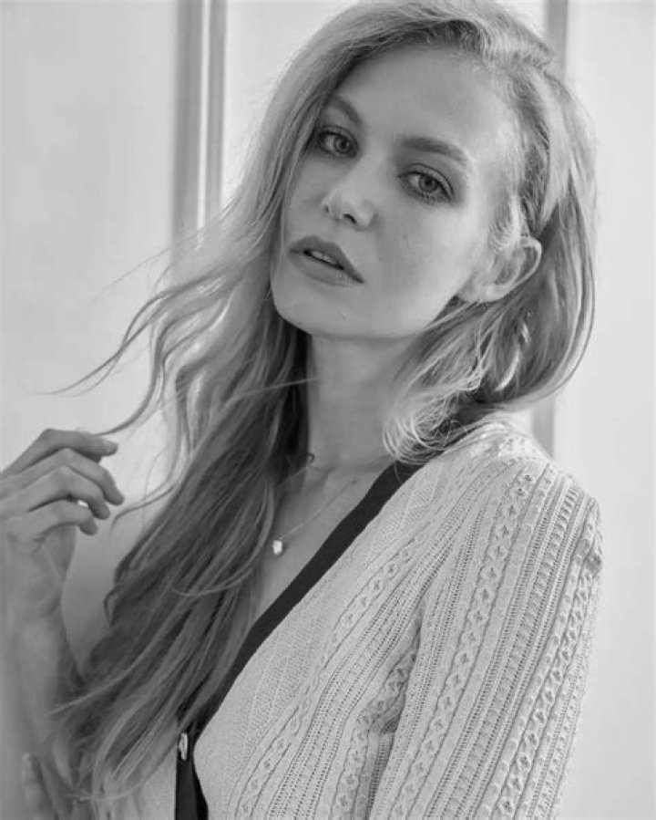 Penelope Mitchell – Biography, Facts & Life Story