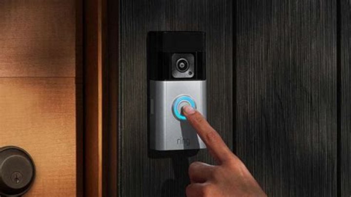 "Sales at 10:46 p.m?!" — These Salesmen Were Caught Ringing a Doorbell Late at Night 