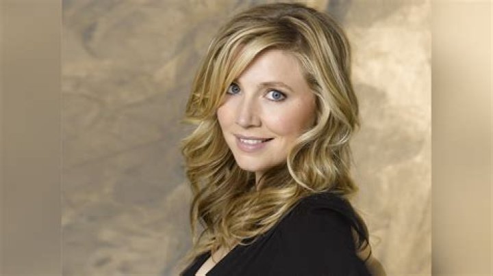 Sarah Chalke – Biography, Facts & Life Story