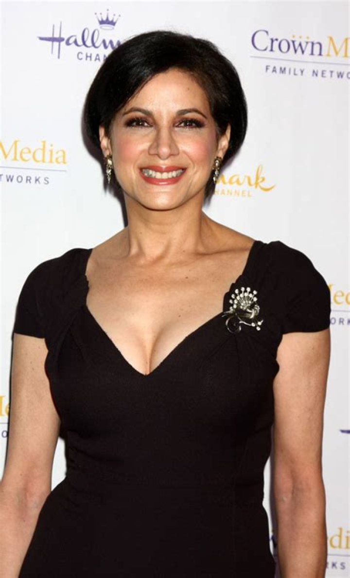 Saundra Santiago Height