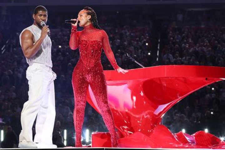 Super Bowl Halftime: Man Reenacts Rihanna’s Show As Backup Dancer in Funny TikTok Clip With 13.6 Million Views