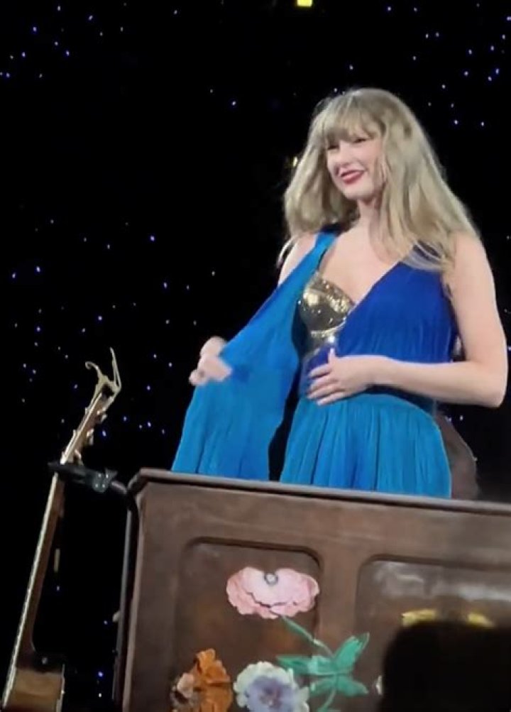 Taylor Swift Handles Wardrobe Malfunction Like a Pro During “Eras Tour” Concert in Tampa Bay