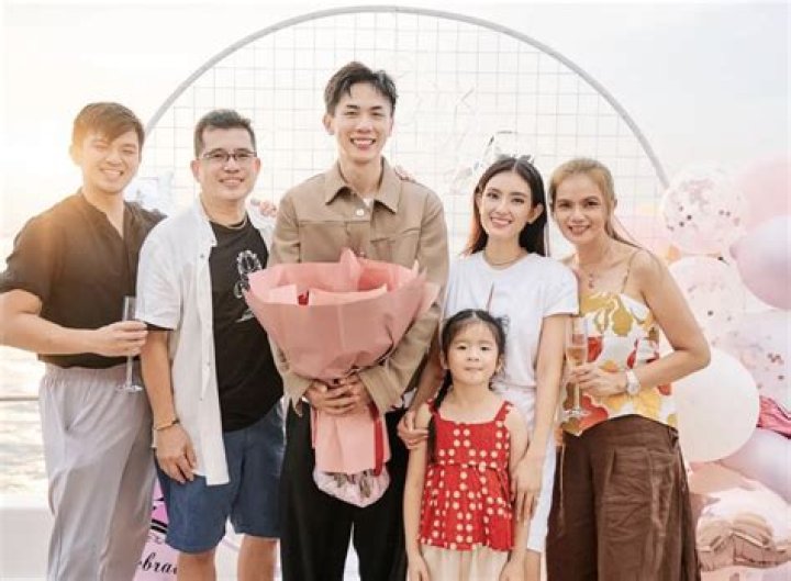 Who Is Hong Ling Twin Sister? Brother And Family